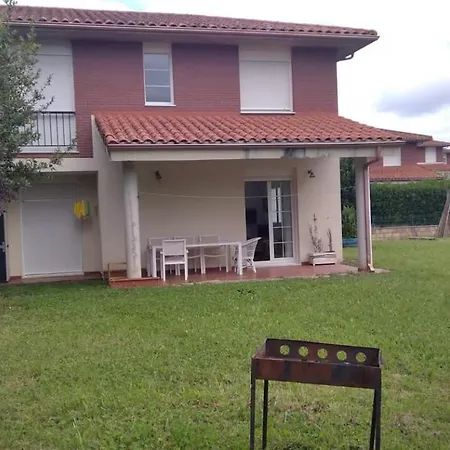Adosado Con Amplio Jardin Semesterbostad